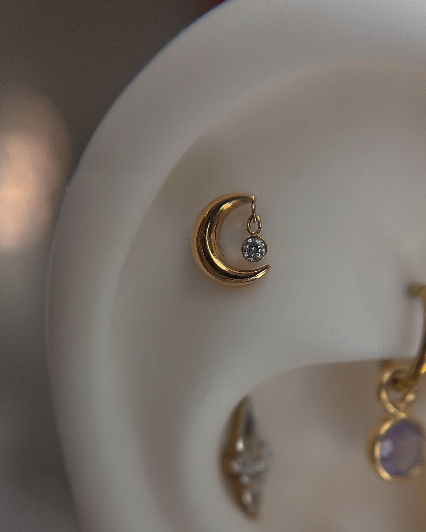 Kolczyk do ucha "Golden night" - anodyzowana tytanowa nakrętka