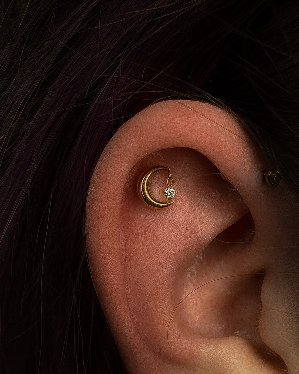 Kolczyk do ucha "Golden night" - anodyzowana tytanowa nakrętka