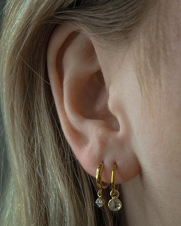 Kolczyk do ucha "Golden one dot" - tytanowy clicker z wiszącą cyrkonia