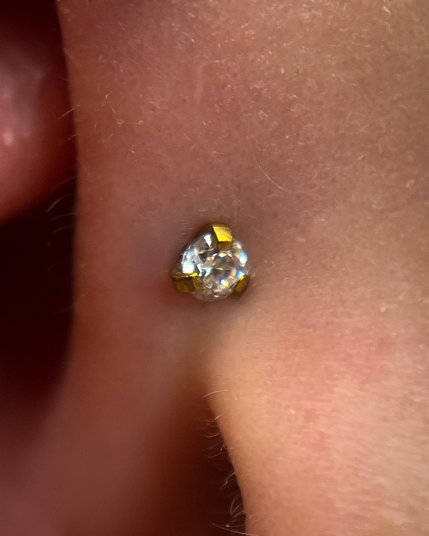 Kolczyk do ucha "Jedyneczka" - anodyzowany tytanowy labret z cyrkonią