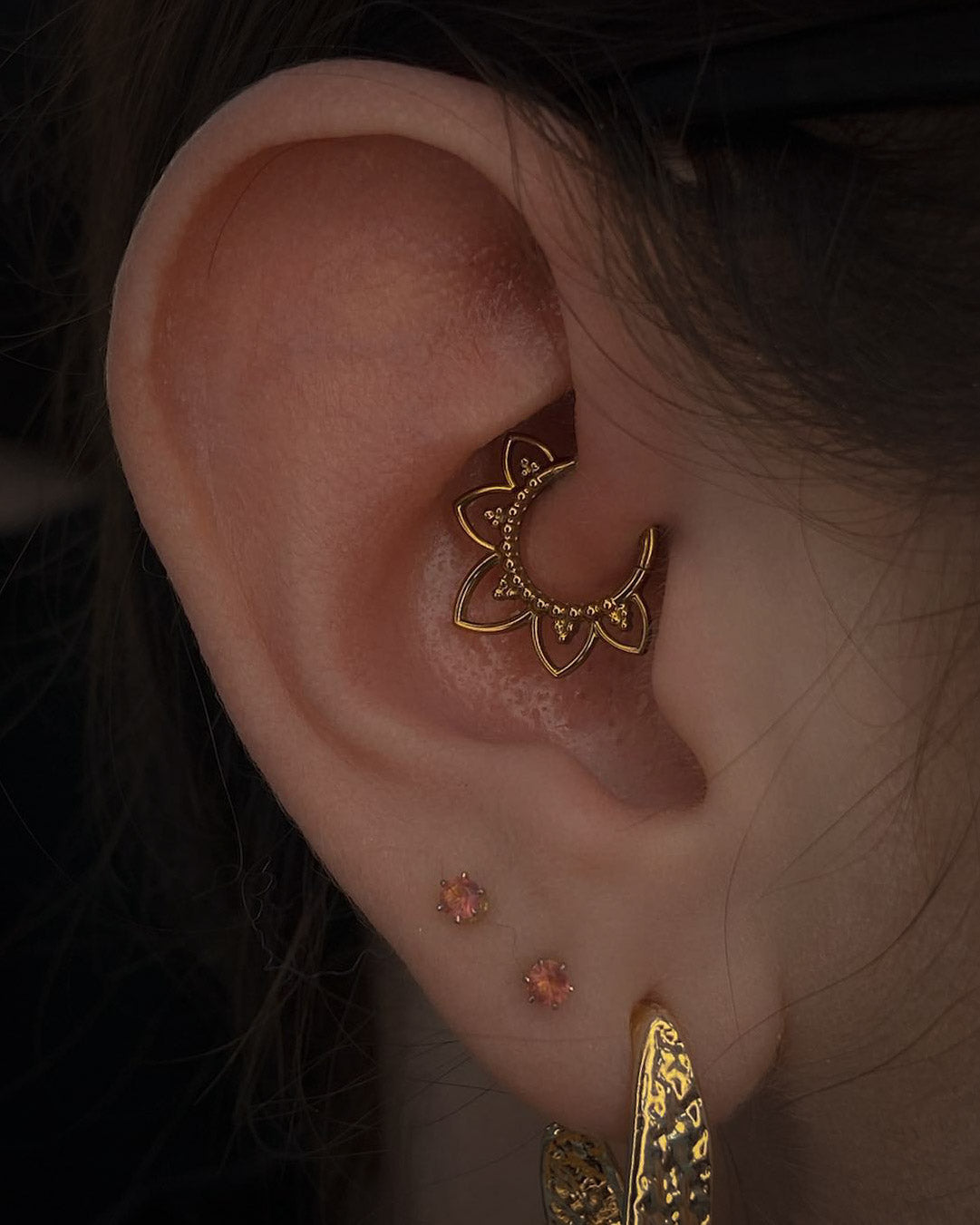 Kolczyk do ucha "Lotus" - anodyzowany tytanowy clicker