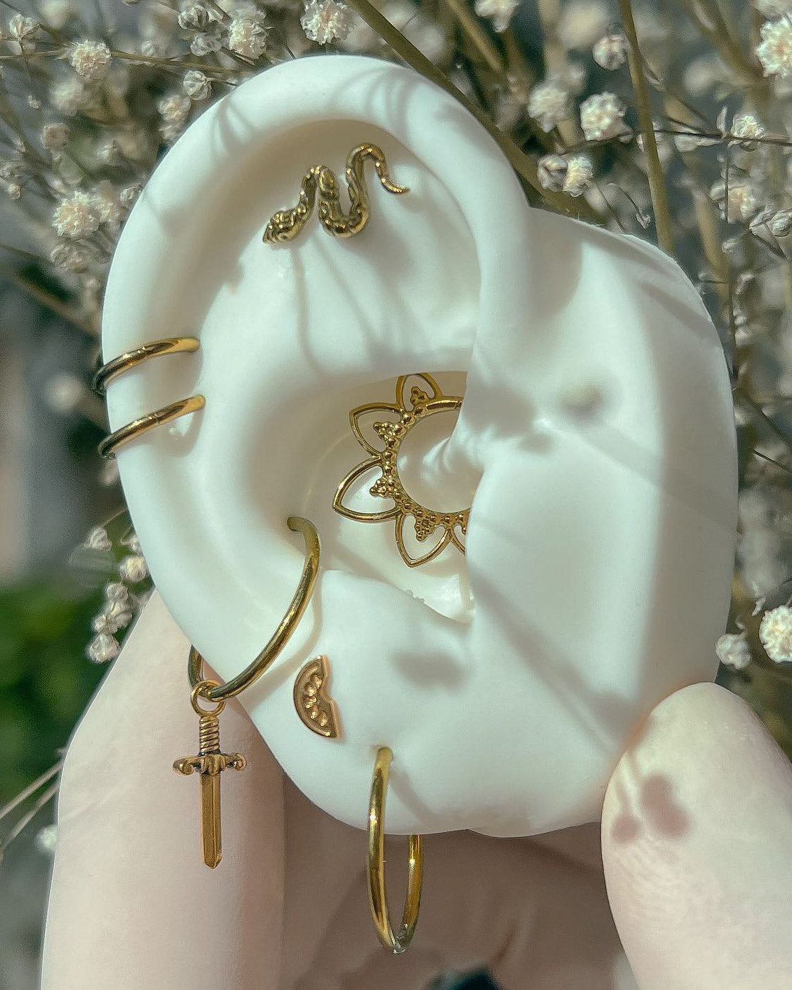 Kolczyk do ucha "Lotus" - anodyzowany tytanowy clicker