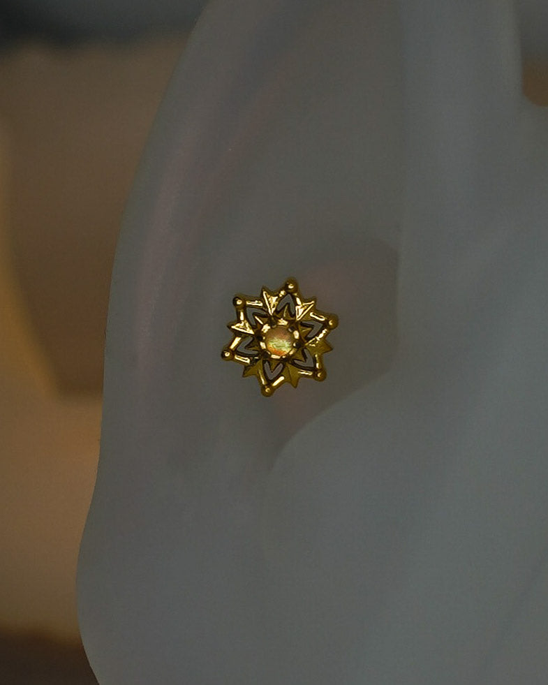 Kolczyk do ucha "Opal rosette" - anodyzowany tytanowy labret z opalem