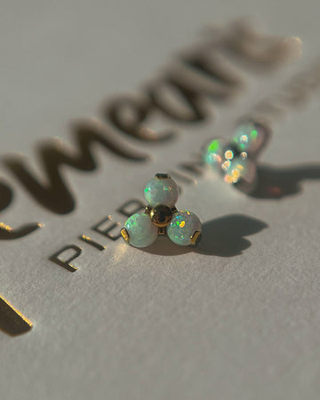 Kolczyk do ucha "Opal trio" - anodyzowany tytanowy labret z opalami