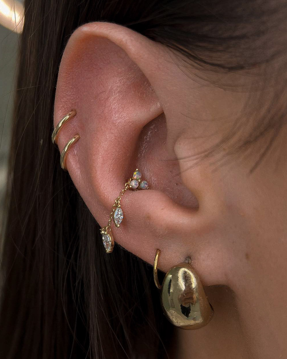 Kolczyk do ucha "Opal trio" - anodyzowany tytanowy labret z opalami