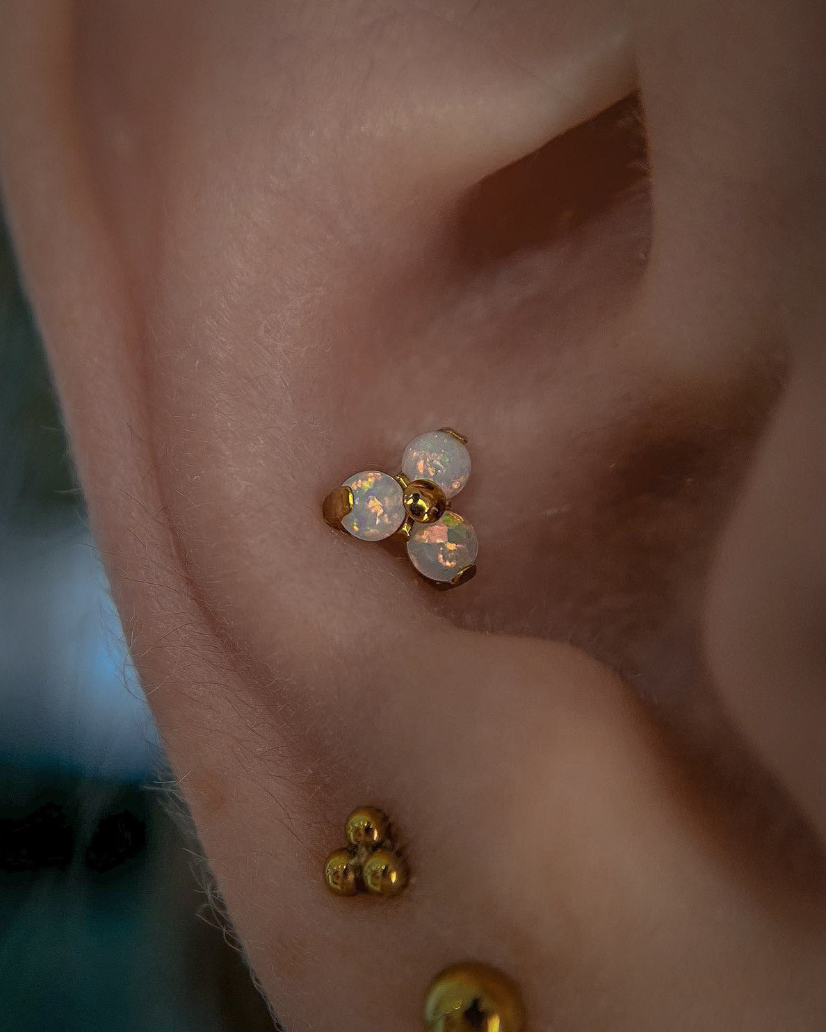 Kolczyk do ucha "Opal trio" - anodyzowany tytanowy labret z opalami