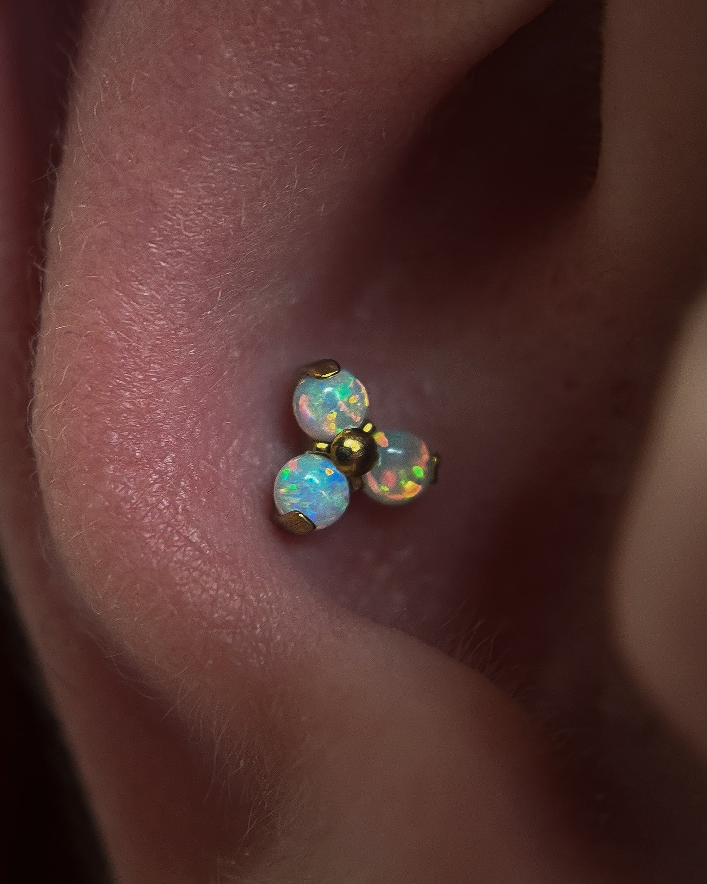 Kolczyk do ucha "Opal trio" - anodyzowany tytanowy labret z opalami