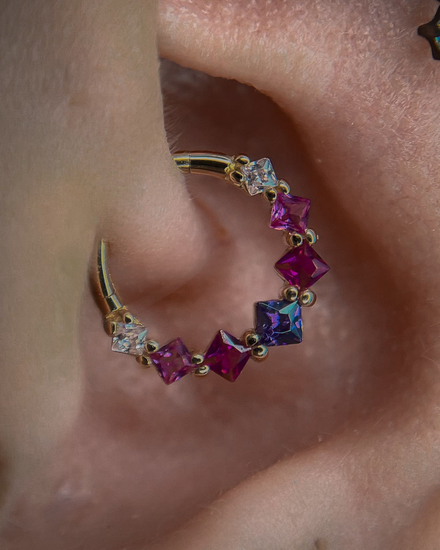 Kolczyk do ucha "Rainbow" - 14K złoty clicker z cyrkoniami