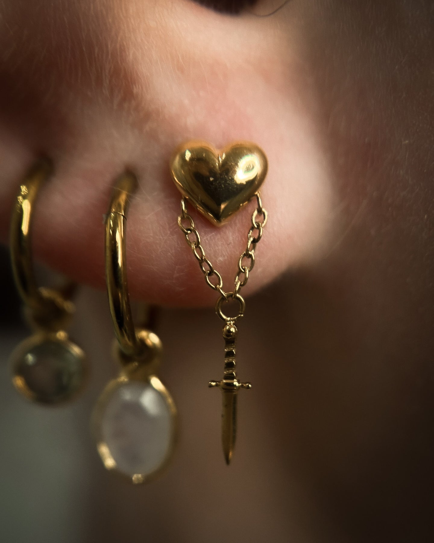 Kolczyk do ucha "Gold dagger" - tytanowy labret z wiszącym mieczykiem