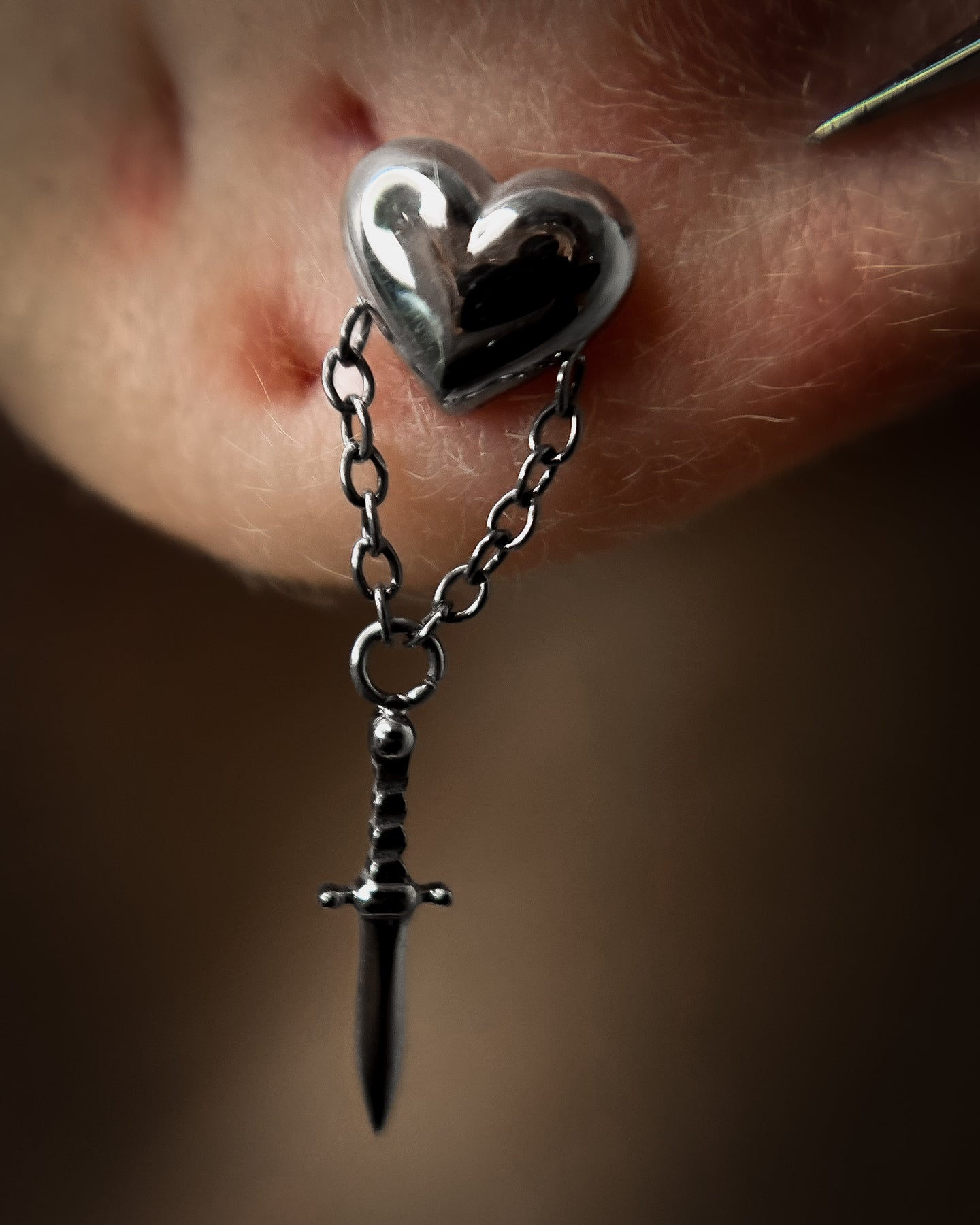 Kolczyk do ucha "Silver dagger" - tytanowy labret z wiszącym mieczykiem