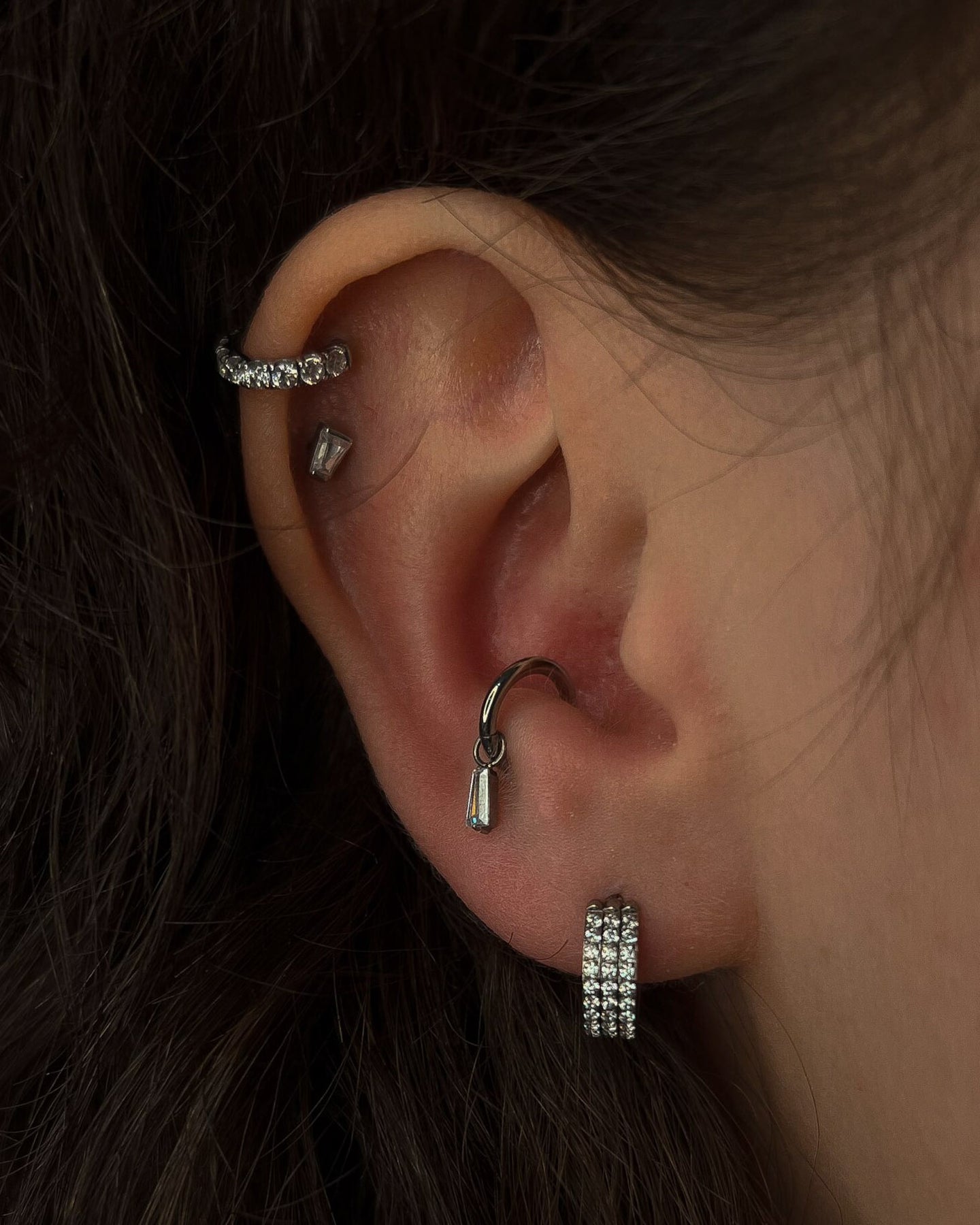 Kolczyk do ucha "Single drop" - tytanowa zawieszka z cyrkonią