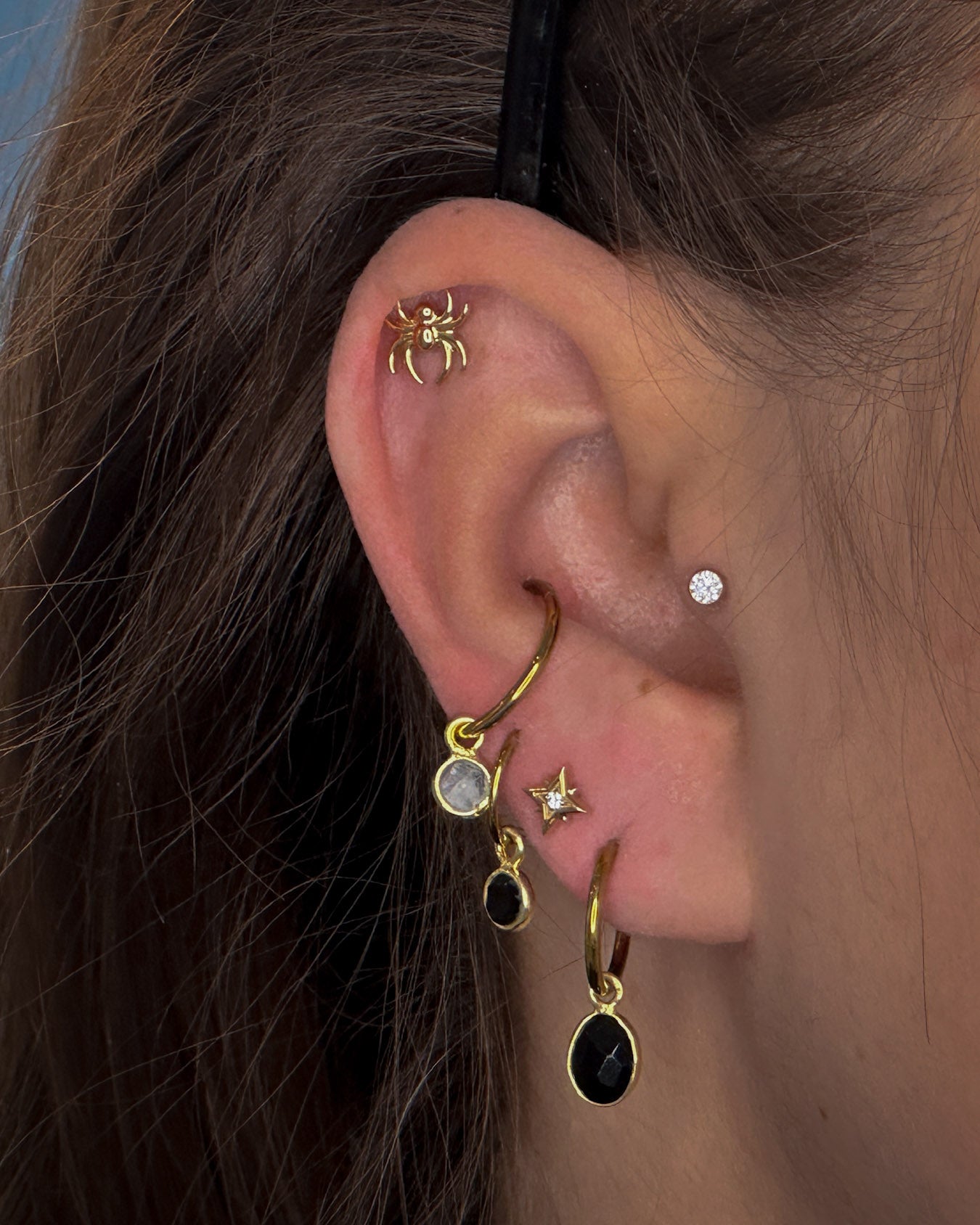 Kolczyk do ucha "Small spider" - anodyzowana tytanowa nakrętka