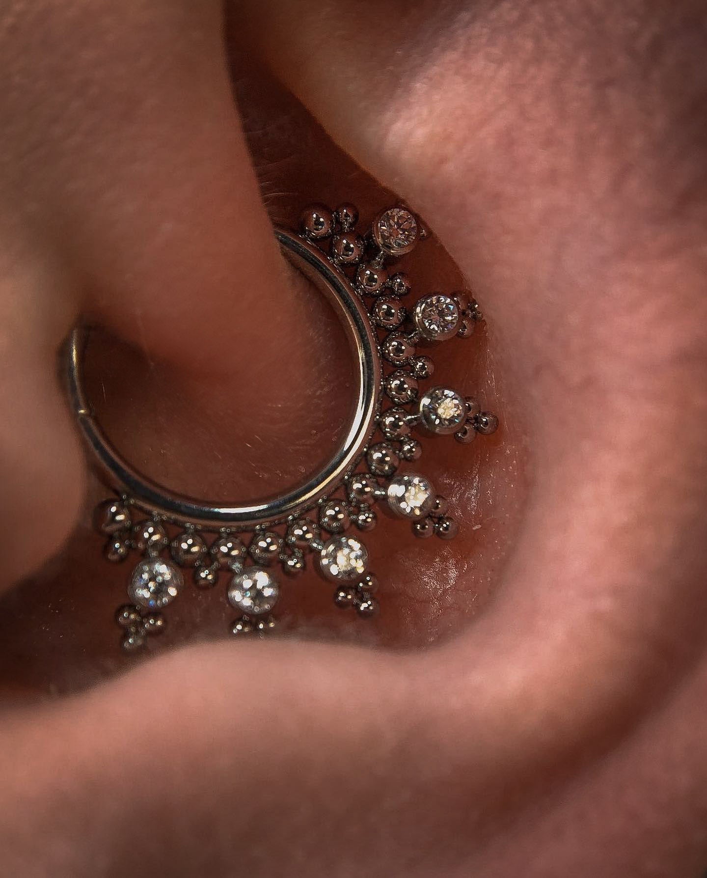 Kolczyk do ucha "Tiara" - tytanowy clicker z cyrkoniami