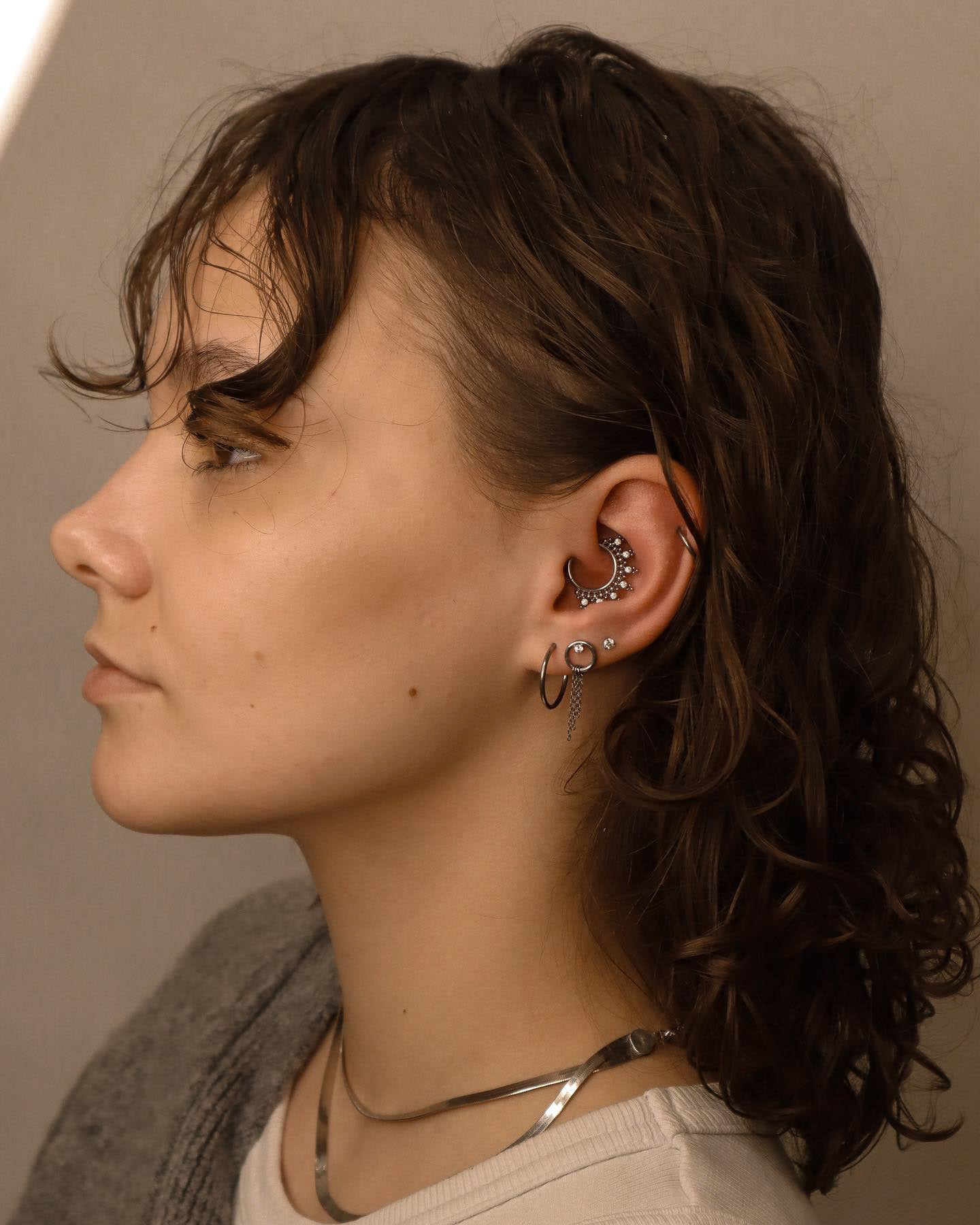 Kolczyk do ucha "Tiara" - tytanowy clicker z cyrkoniami