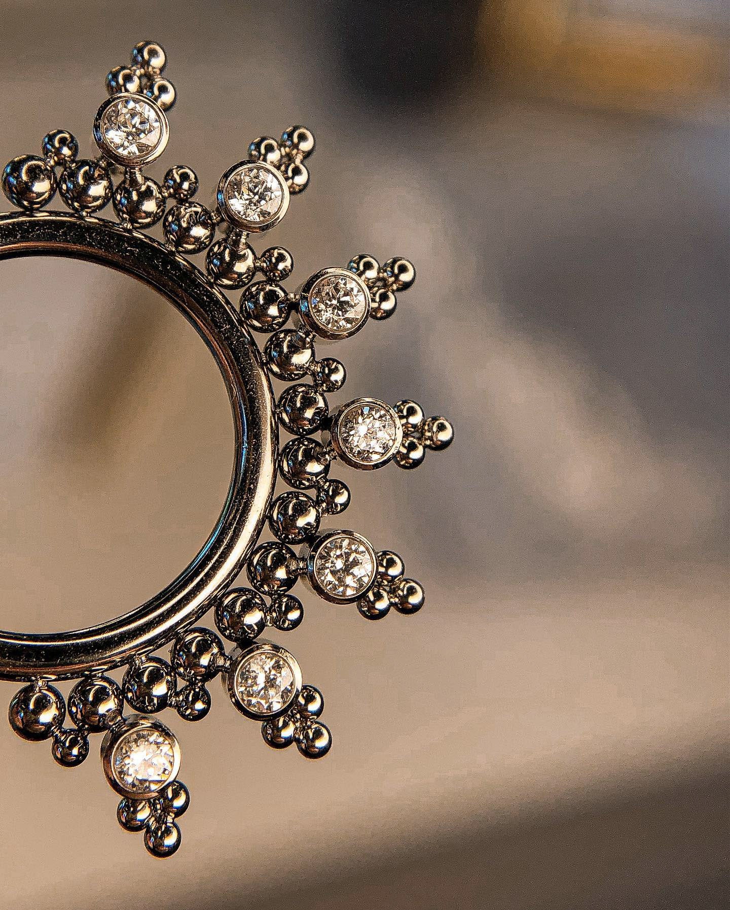 Kolczyk do ucha "Tiara" - tytanowy clicker z cyrkoniami