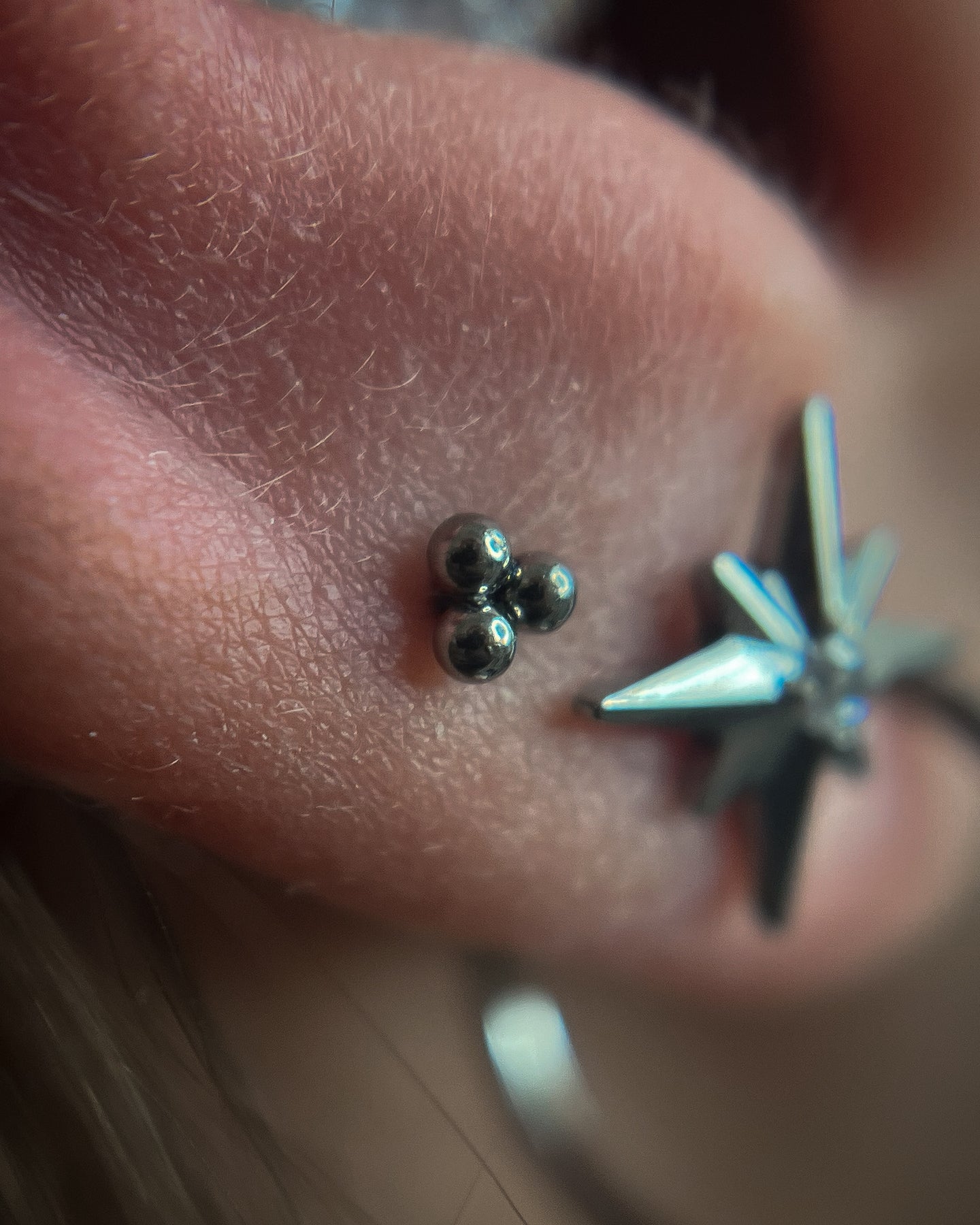 Kolczyk do ucha "Trójeczka" - tytanowy labret