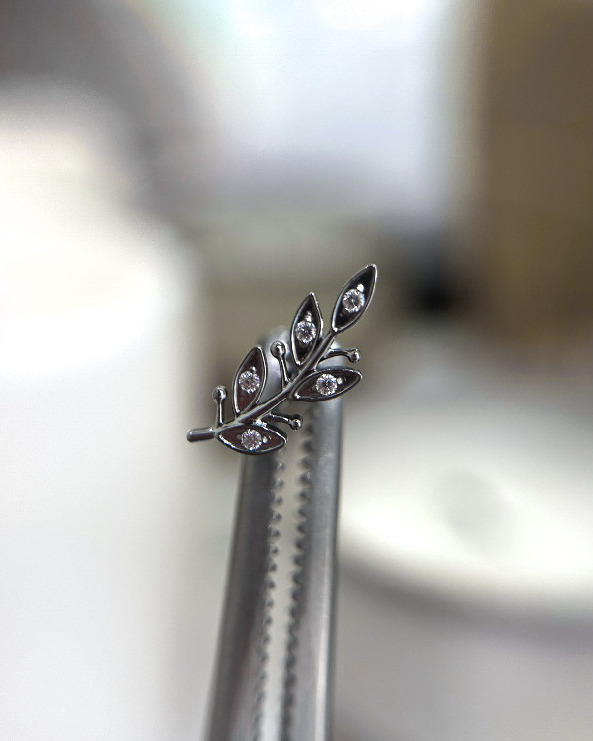 Kolczyk do ucha "Twig wigigi" - tytanowy labret kagłązki z cyrkoniami