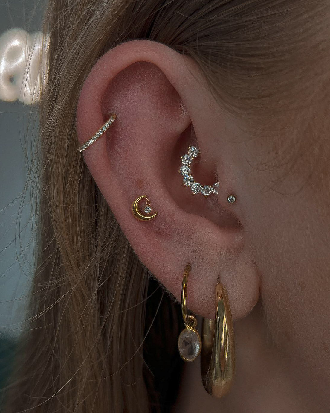 Kolczyk do ucha "Golden night" - anodyzowana tytanowa nakrętka