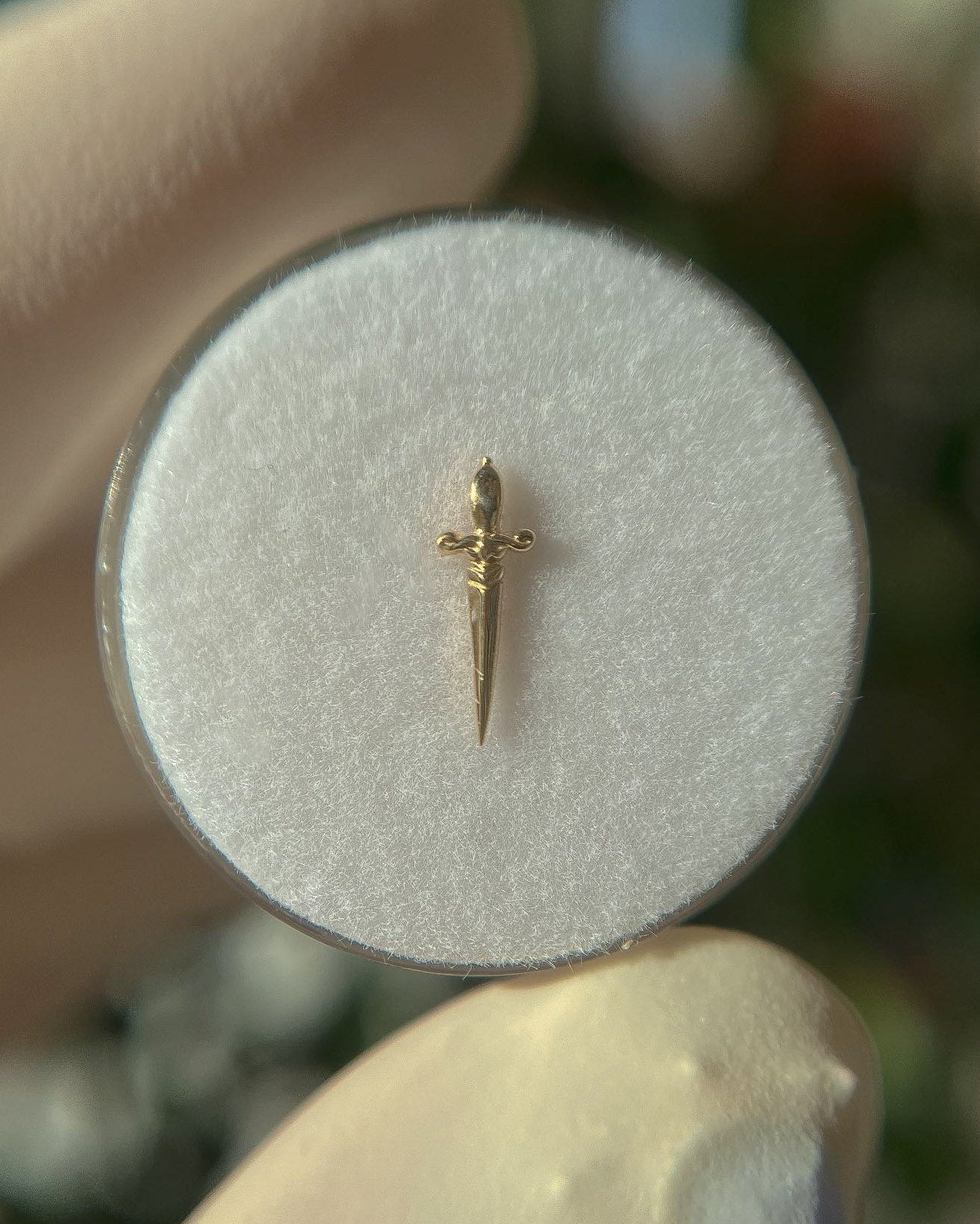 Kolczyk do ucha "Sharp dagger" - anodyzowana tytanowa nakrętka