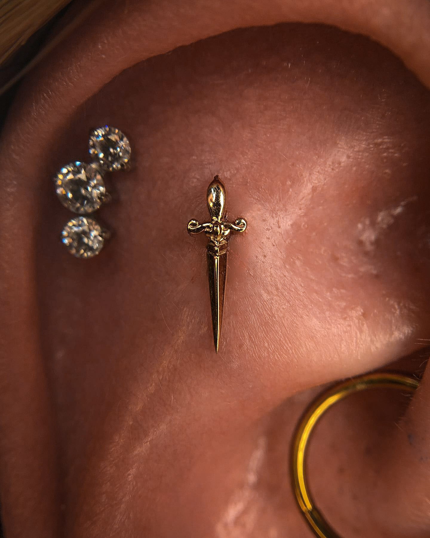 Kolczyk do ucha "Sharp dagger" - anodyzowana tytanowa nakrętka