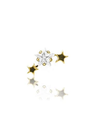 Złoty kolczyk labret z cyrkonią w kształcie gwiazdy na jasnym tle