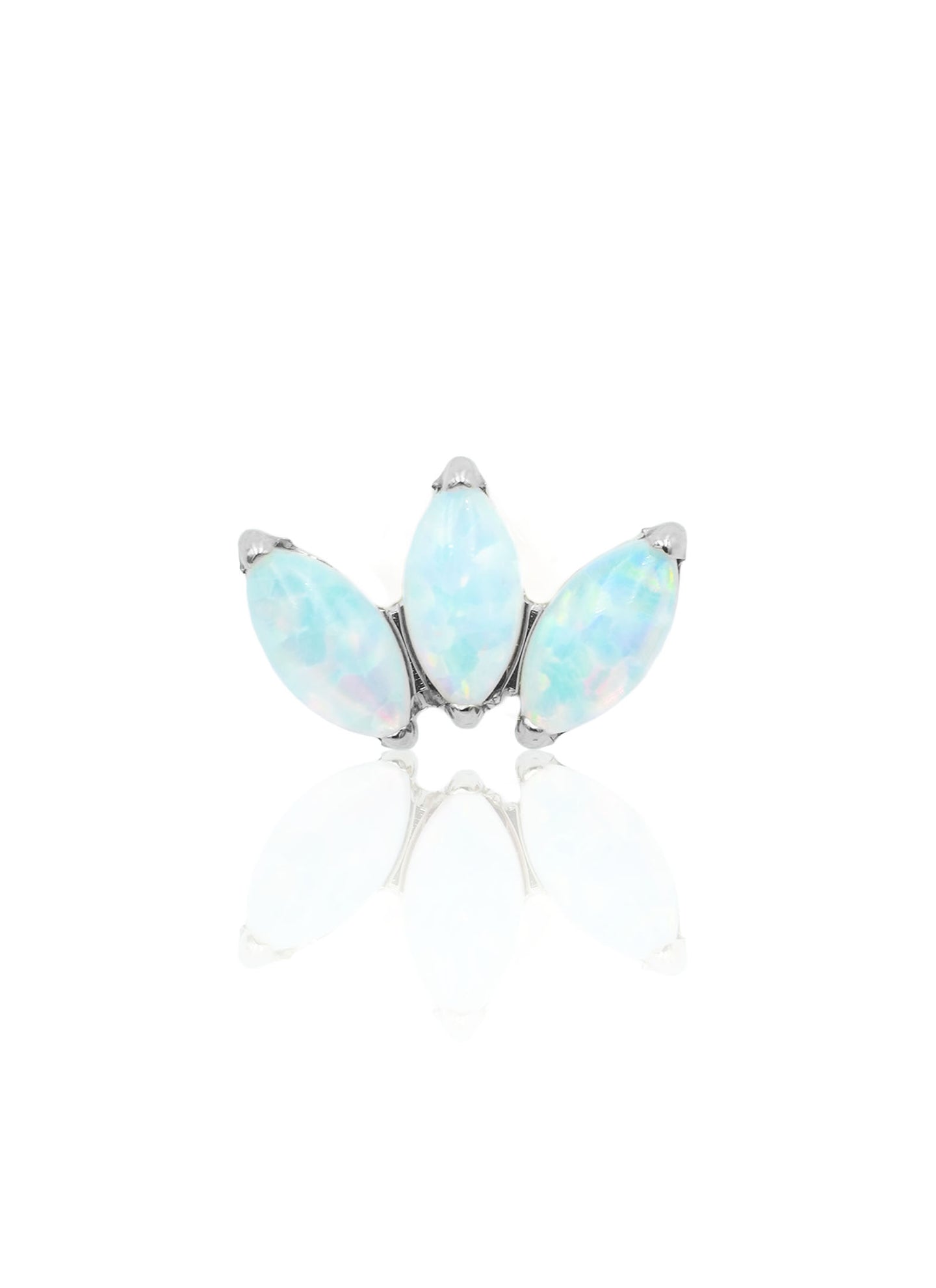 Złoty kolczyk labret z trzema kamieniami opalu na jasnym tle