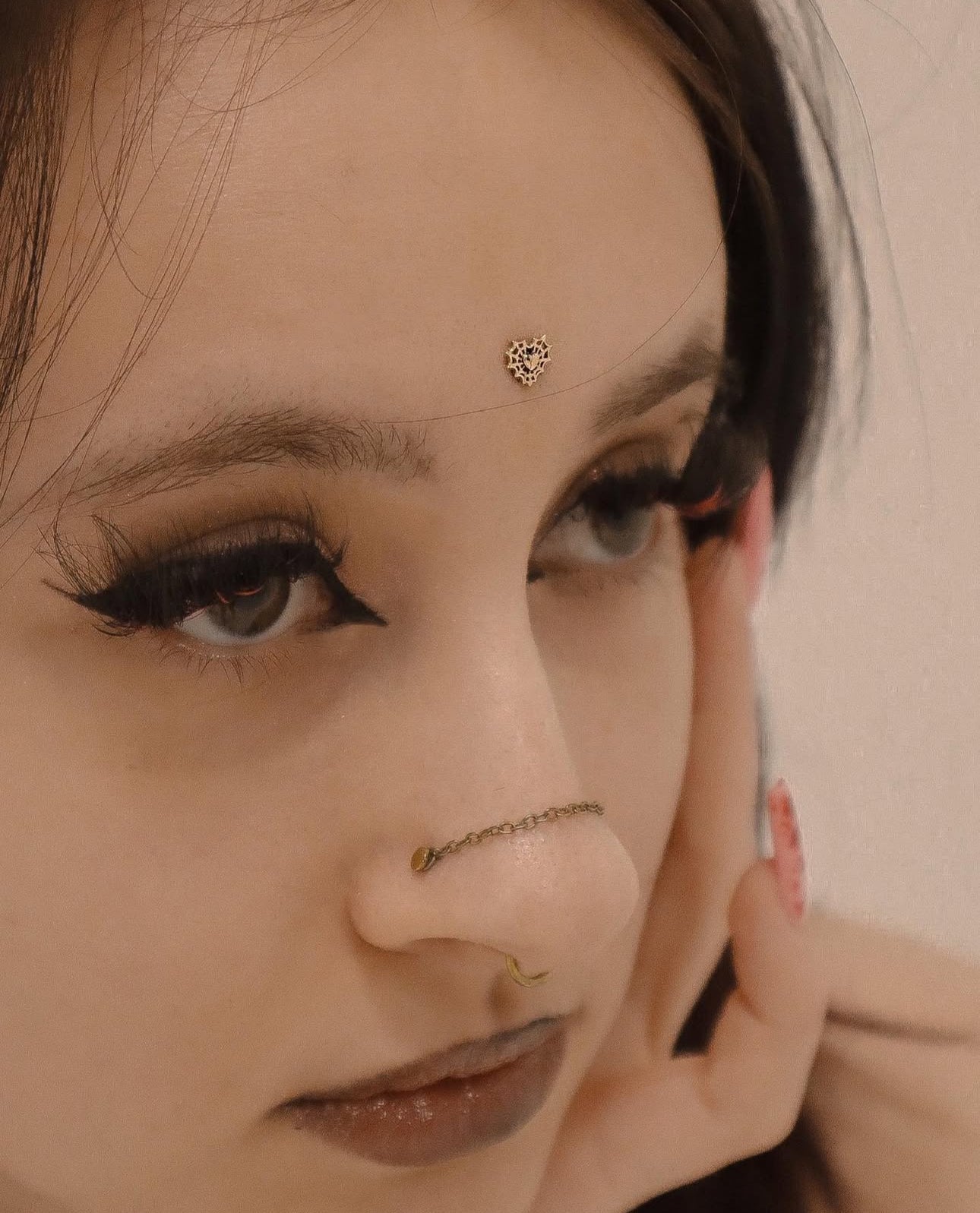 biżuteria do piercingu modne kolczyki 2025 sezonowa biżuteria do piercingu jak dobrać kolczyk do stylizacji kolczyki do nosa piercing helix kolczyki do pępka