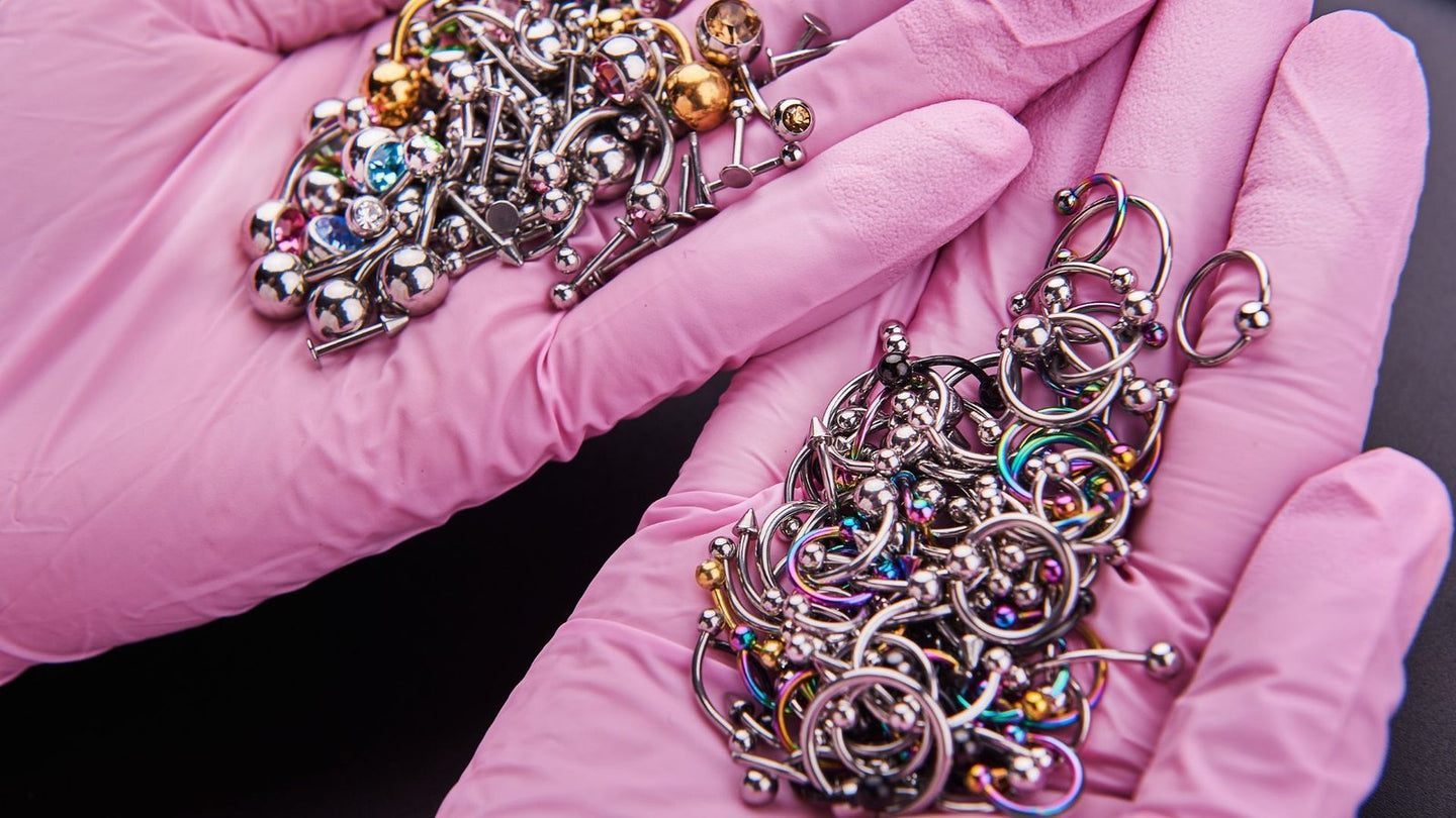 Kolczyki tytanowe, ze stali chirurgicznej czy srebrne – co wybrać?