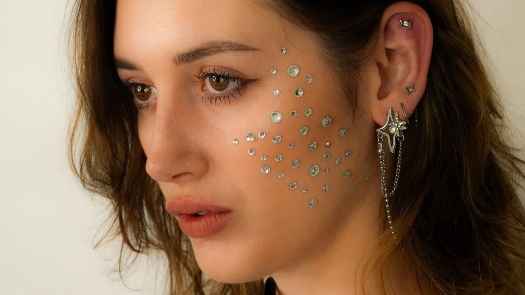 pielęgnacja piercingu zimą, jak dbać o piercing?, gojenie piercingu zimą, jak dbać o świeże przekłucie?, zimowe wzory kolczyków do piercingu, kolczyki do piercingu