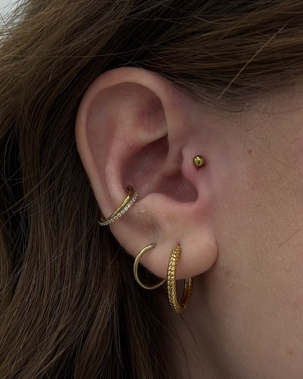 Kolczyk do ucha "Twisted line gold" - tytanowy clicker z cyrkoniami