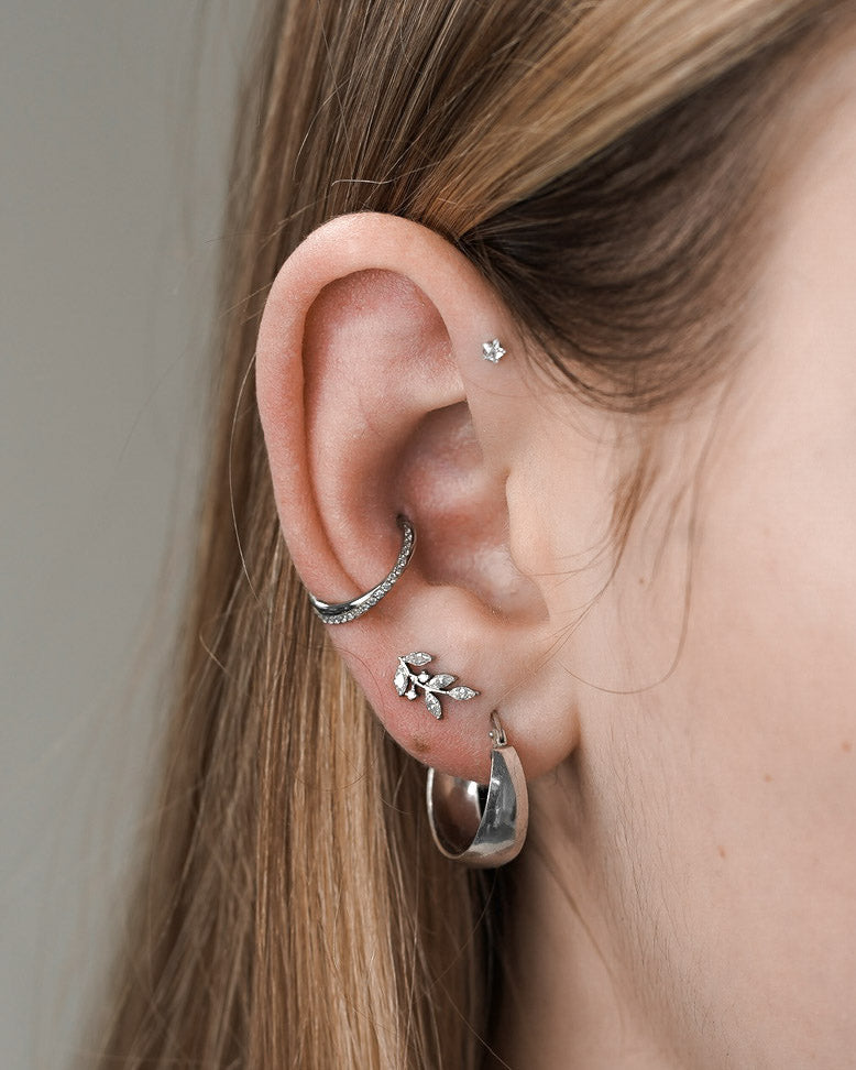 Kolczyk do ucha "Twisted line" - tytanowy clicker z cyrkoniami