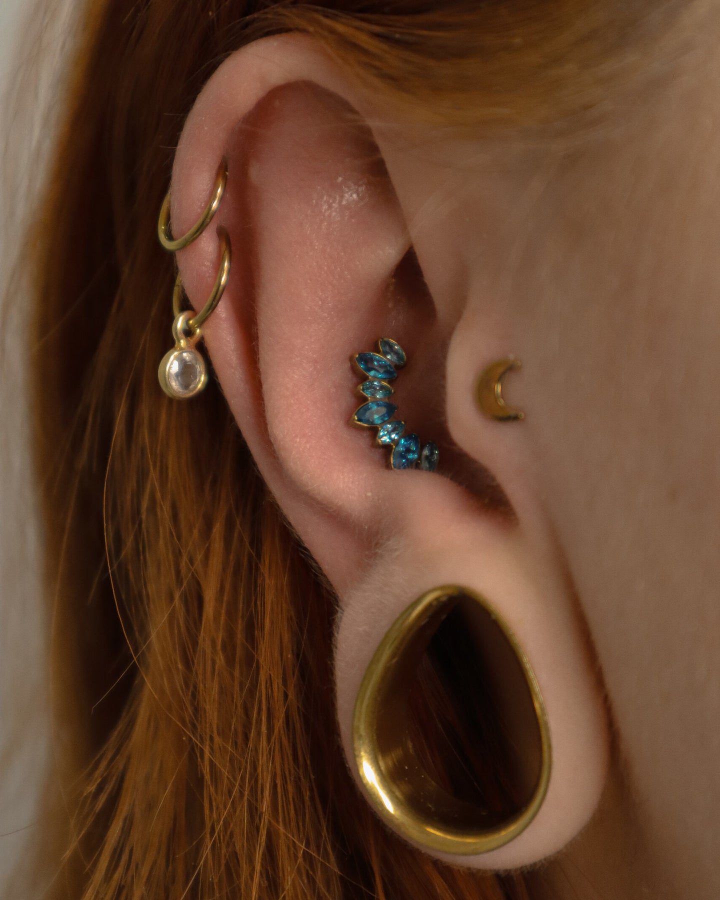 Kolczyk do ucha "Cluster blue" - anodyzowany tytanowy labret z niebieskimi cyrkoniami