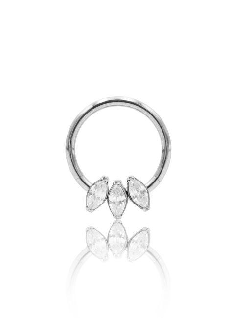 Kolczyk do ucha "Triver" - tytanowy clicker z trzema cyrkoniami w kształcie łezki