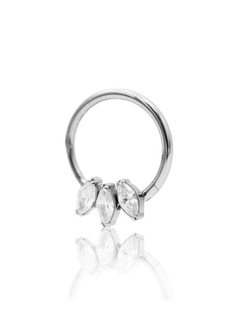 Kolczyk do ucha "Triver" - tytanowy clicker z trzema cyrkoniami w kształcie łezki