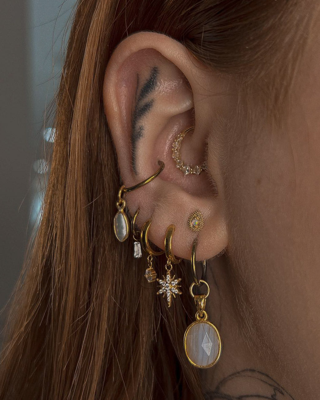 Kolczyk do ucha "Golden one dot" - tytanowy clicker z wiszącą cyrkonia