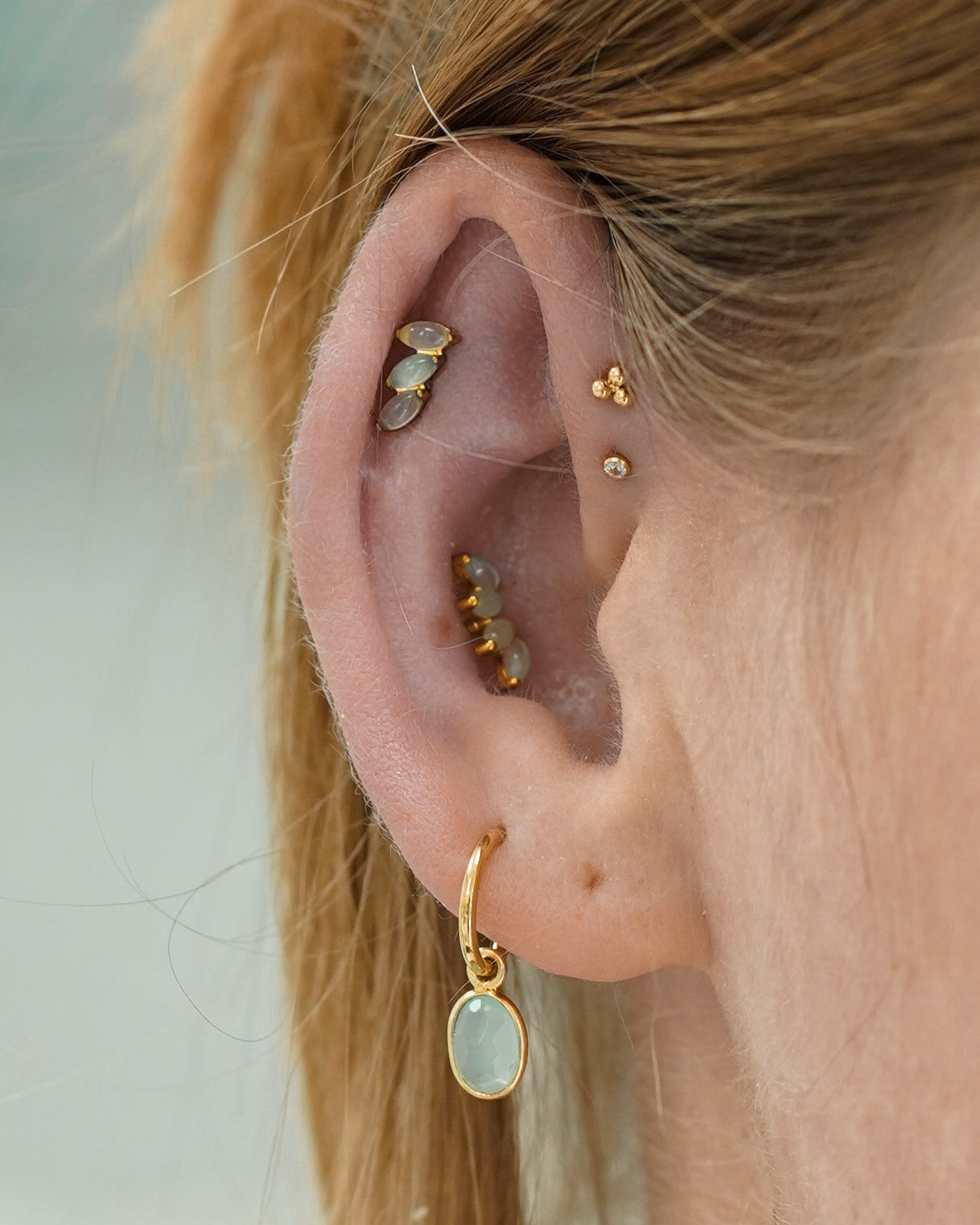 Kolczyk do ucha "4 stone light green" - anodyzowany tytanowy labret z kamieniami