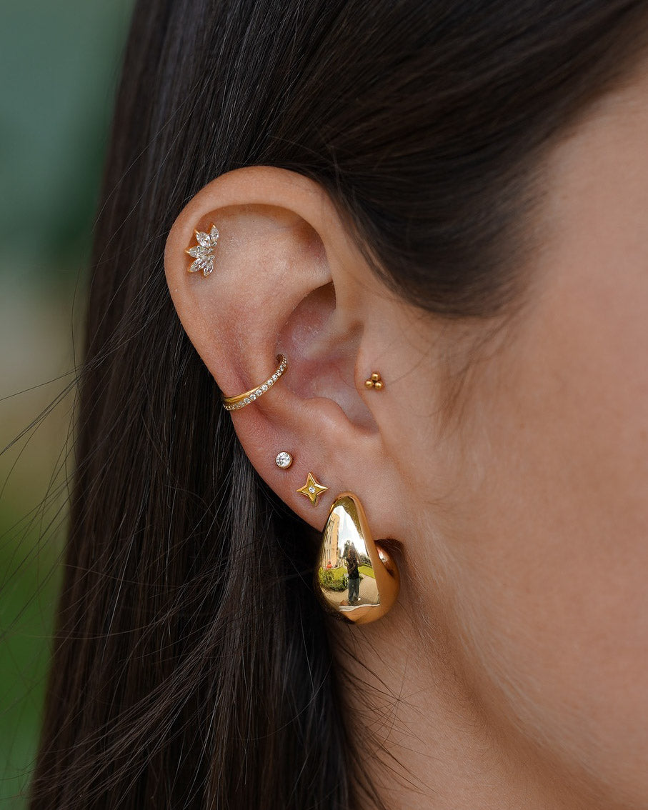 Kolczyk do ucha "Twisted line gold" - tytanowy clicker z cyrkoniami