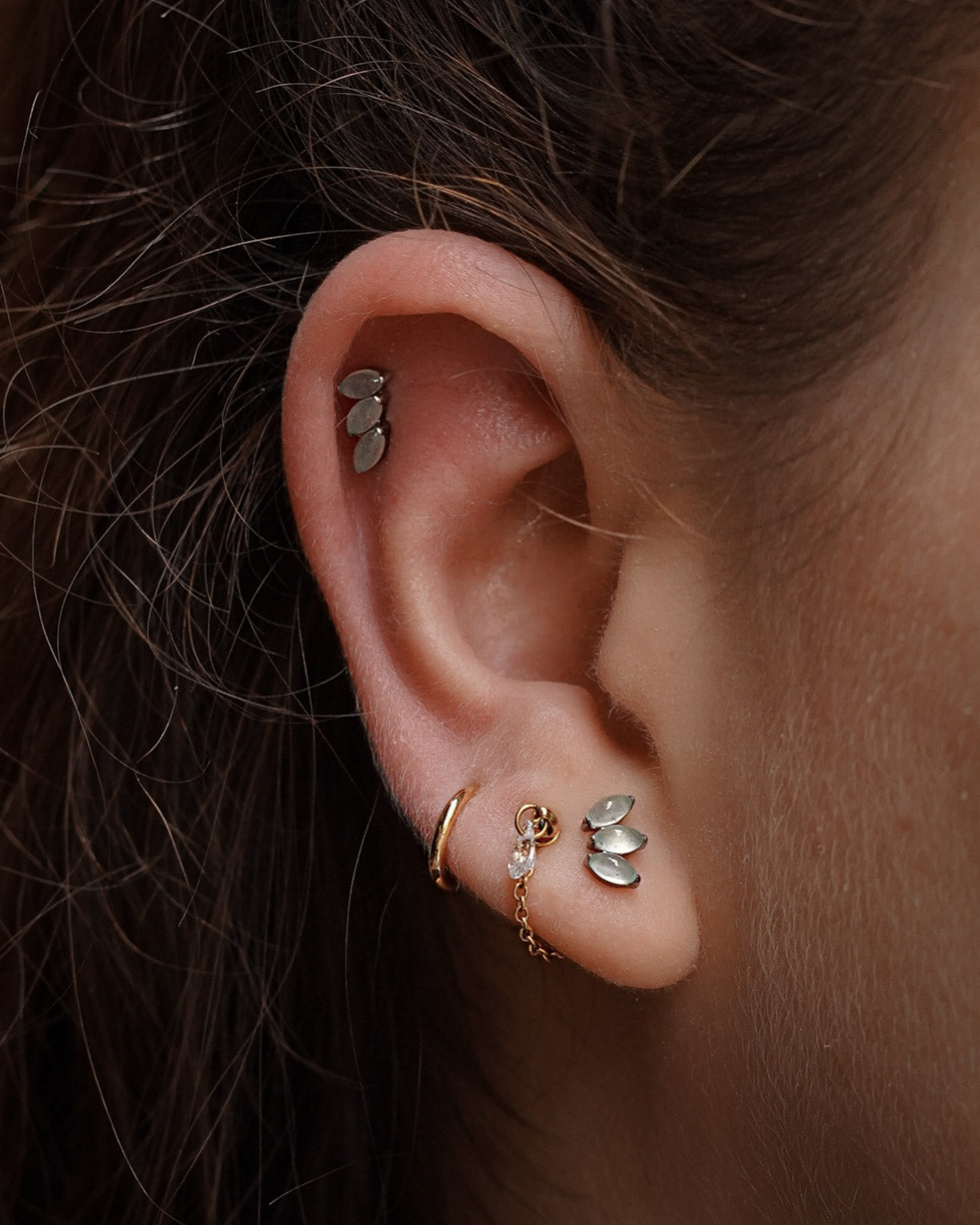 Kolczyk do ucha "3 stone light green" - tytanowy labret z kamieniami