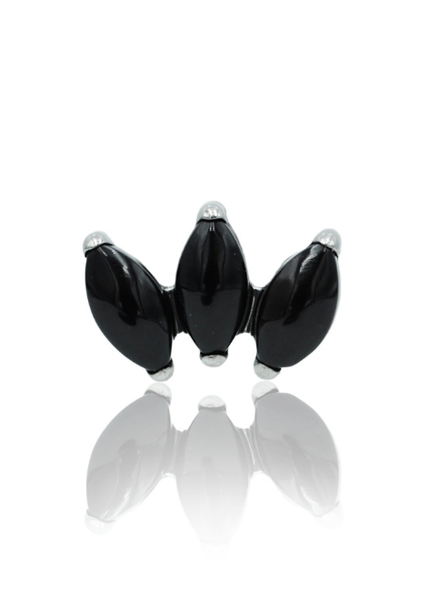 Kolczyk do ucha "3 stone black" - tytanowy labret w kształcie potrójnej łezki z czarnym onyksem