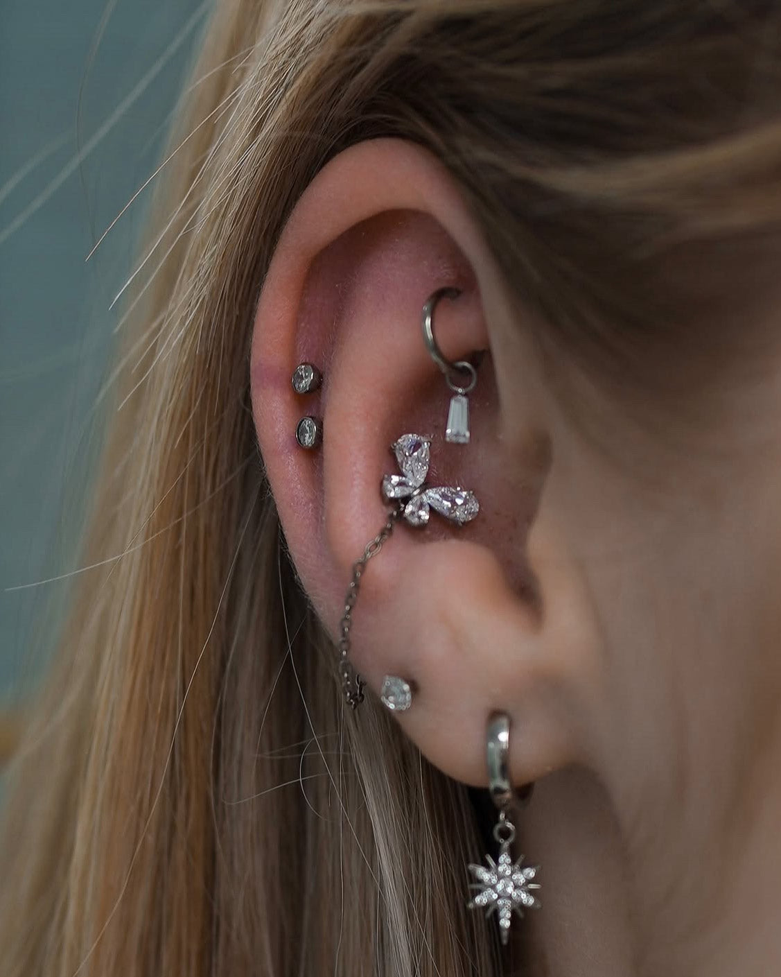 Kolczyk do ucha "Clear butterfly" - tytanowy labret z motylem z cyrkoniami