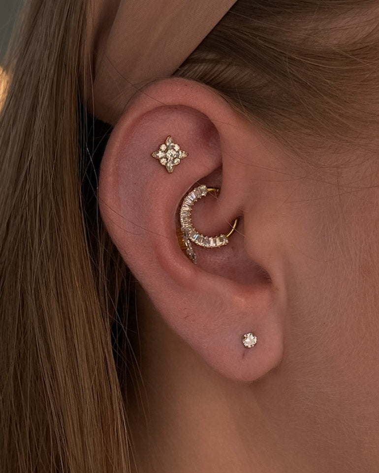 Kolczyk do ucha "Crystal" - anodyzowany tytanowy clicker z cyrkoniami