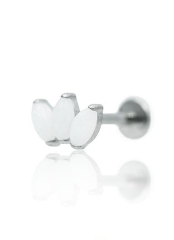 Kolczyk do ucha "3 stone white" - tytanowy labret w kształcie potrójnej łezki z białym jadeitem