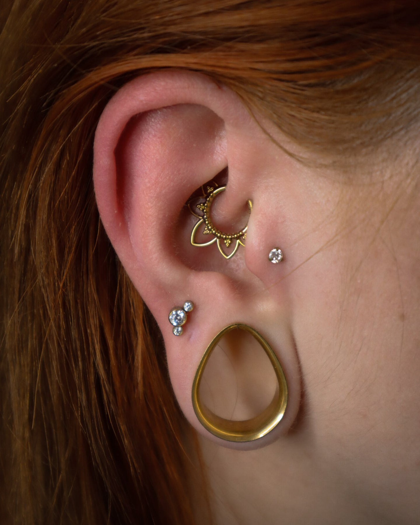 Kolczyl do ucha "Clear trójeczka" - anodyzowany tytanowy labret z cyrkoniami