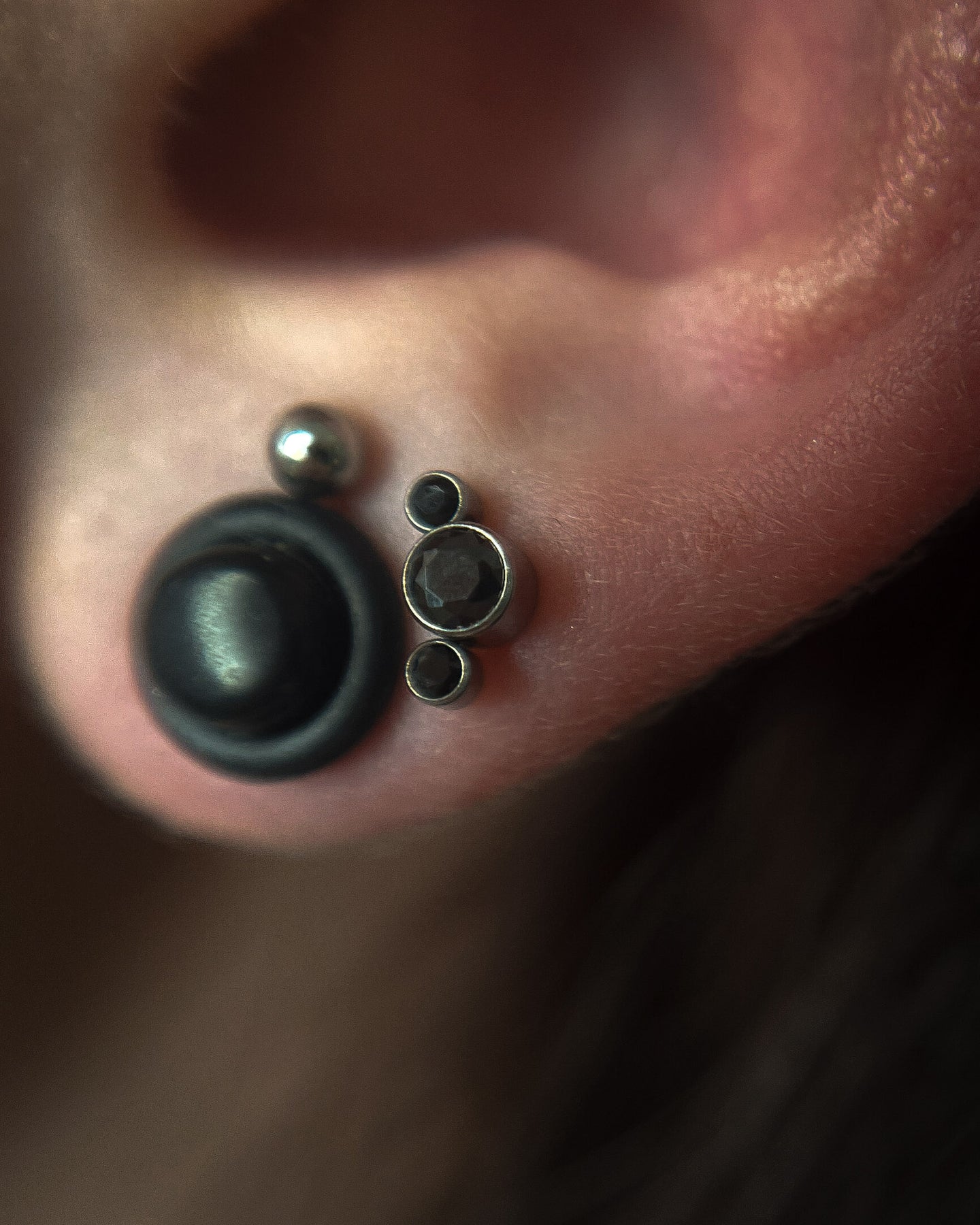 Kolczyl do ucha "Czarna trójeczka" - tytanowy labret z czarnymi cyrkoniami