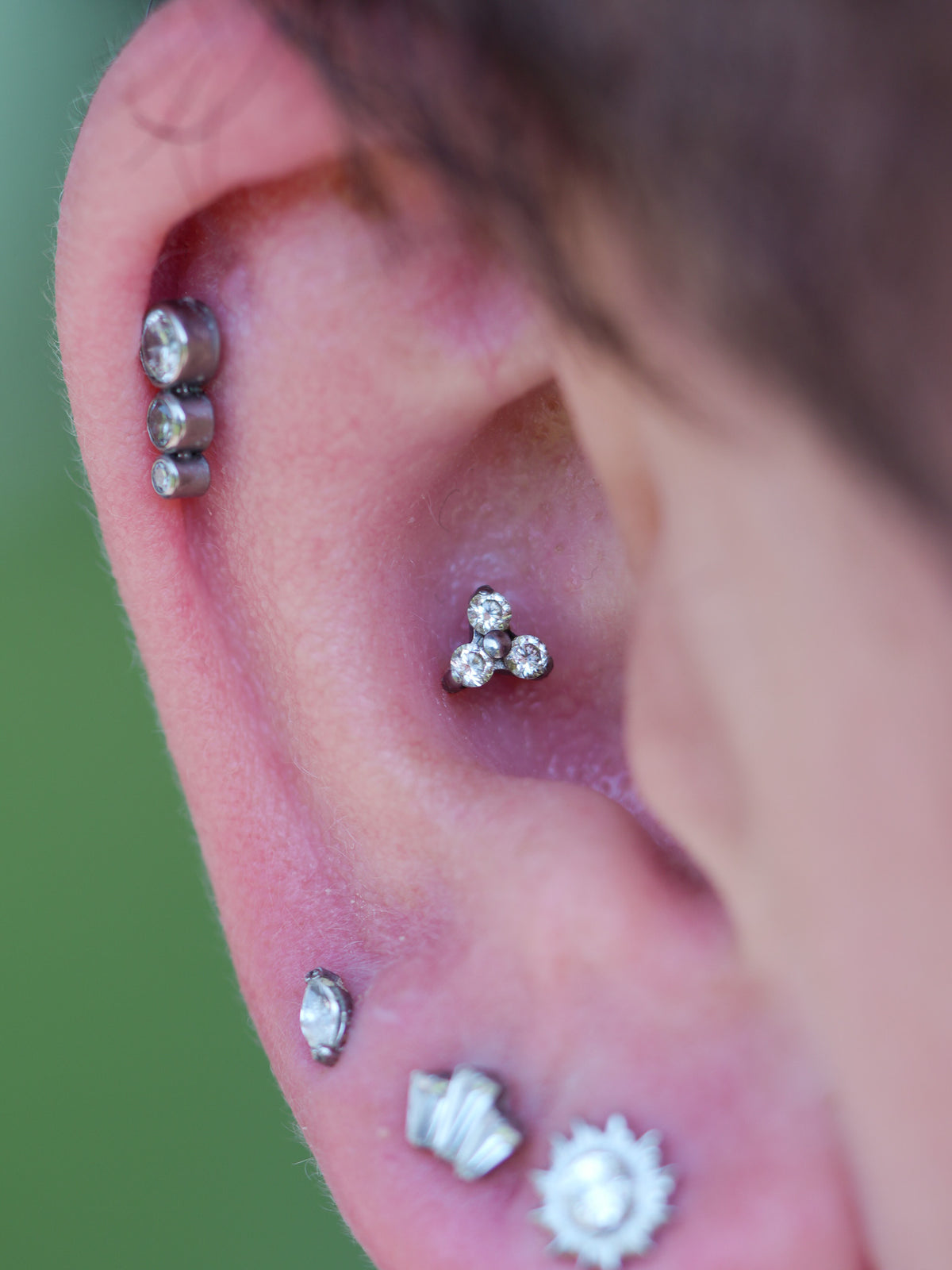 Kolczyk do ucha "Clear trio 3mm" - tytanowy labret z przeźroczystymi cyrkoniami