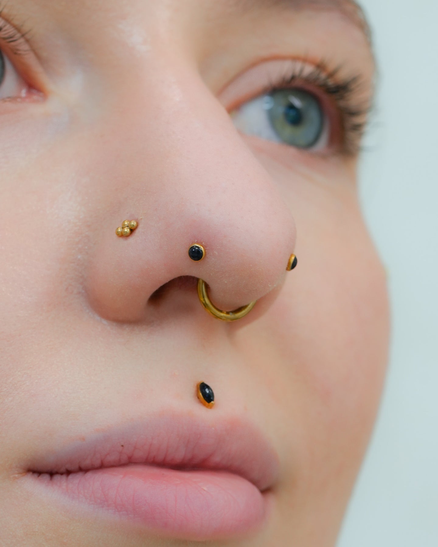Kolczyk do ucha "1 stone galaxy" – tytanowy labret z blue goldstone
