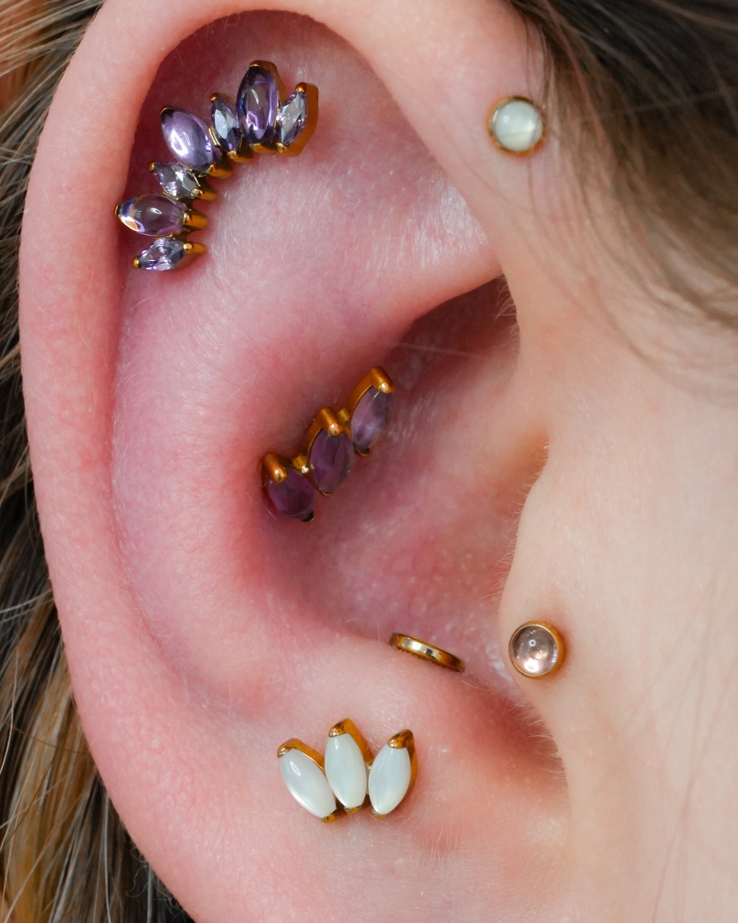 Kolczyk do ucha "straight 3 stone pearl white" – złoty tytanowy labret z masą perłową