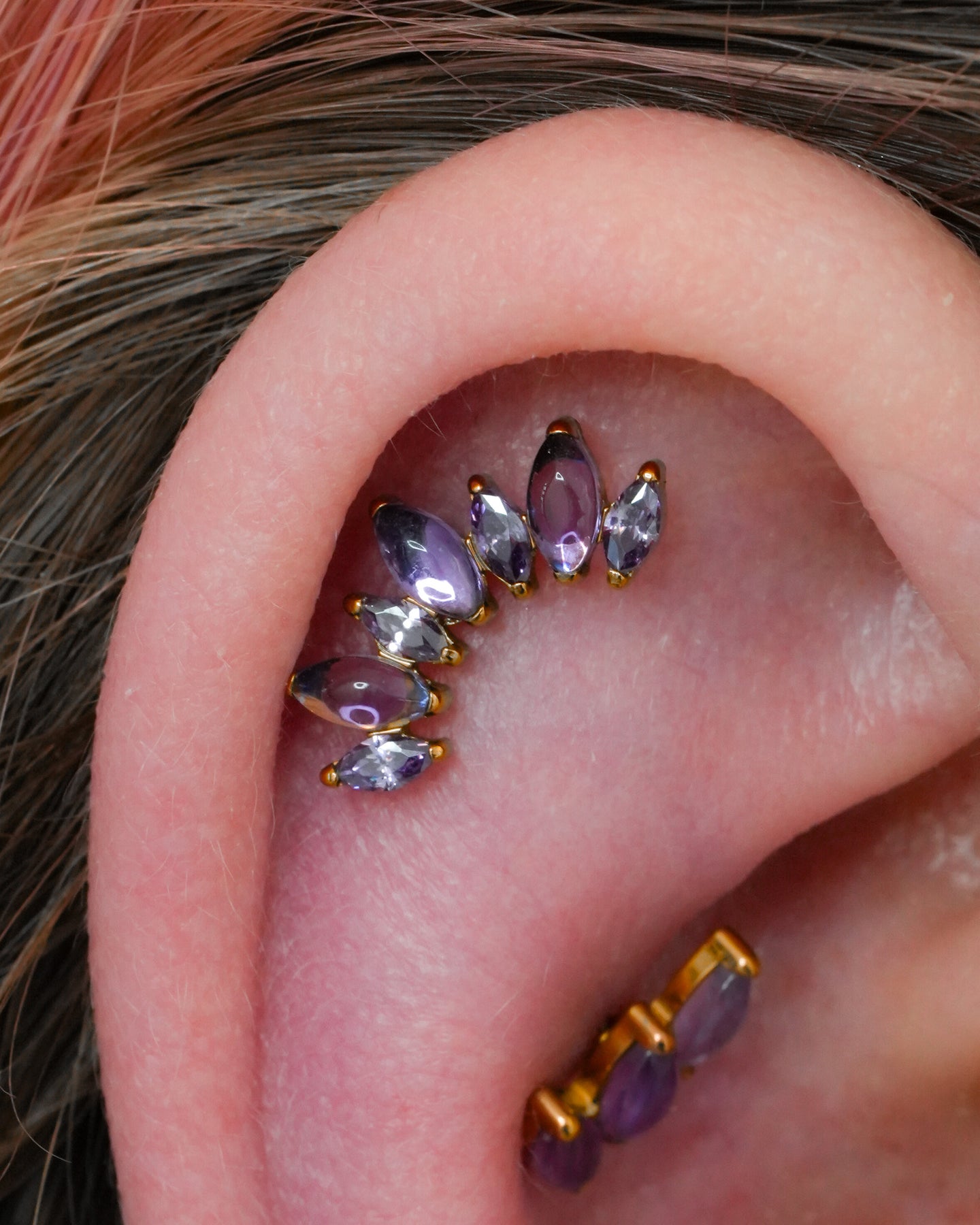Kolczyk do ucha "Cluster purple stone" - tytanowy labret z cyrkoniami i ametystem