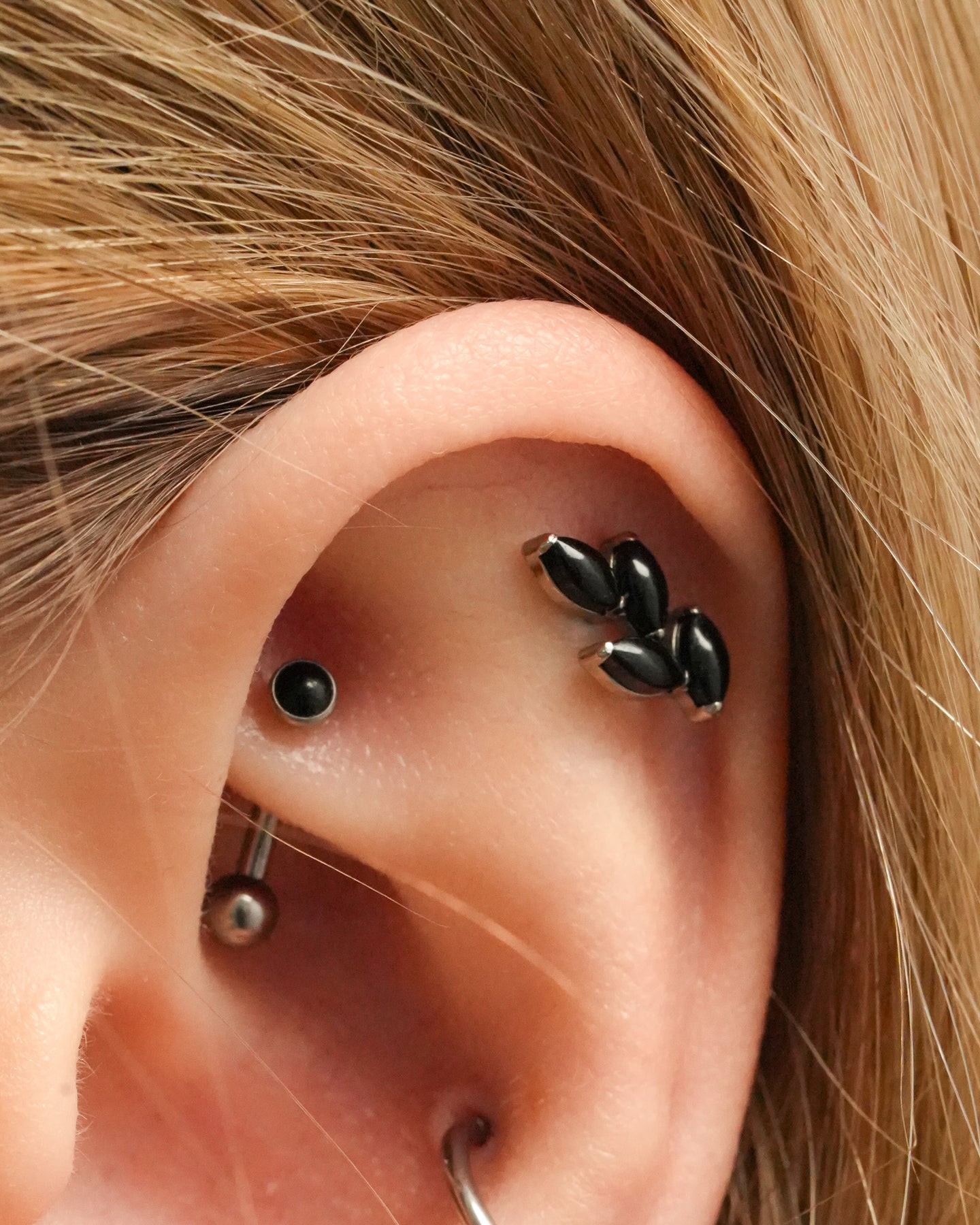 Kolczyk do ucha "4 leaf black stone" – tytanowy labret z czarnym onyksem