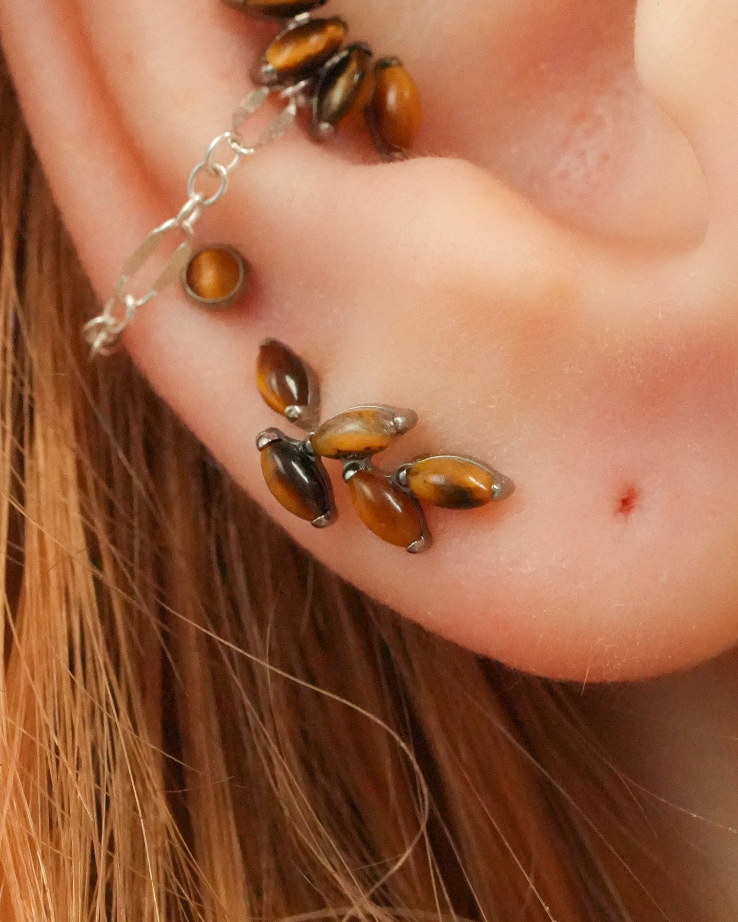 Kolczyk do ucha "1 long stone tiger eye" – tytanowy labret w kształcie łezki z tygrysiem okiem